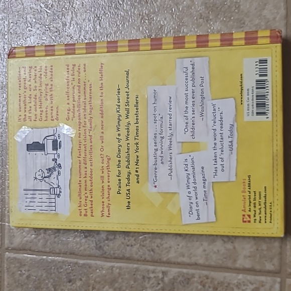 Diary of a Wimpy Kid: Dog Days - Yellow Cover - Picture 3 of 4